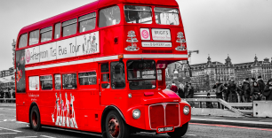 piętrowy autobus w kolorze czerwonym