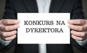 Pan trzymający kartkę z napisem konkurs na dyrektora.