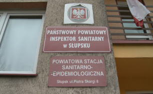 Tablice informacyjne przed wejściem do słupskiego sanepidu