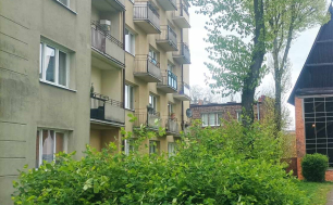 Na zdjęciu widzimy budynek mieszkalny w którym znajduje się lokal mieszkalny przeznaczony do sprzedaży