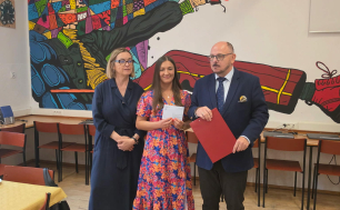 Wiceprezydent Miasta Słupska Beata Chrzanowska oraz Dyrektor II Liceum Ogólnokształcącego Mariusz Domański złożyli nauczycielom gratulacje, dziękując za ich zaangażowanie, kreatywność i pasję w realizacji projektów społecznych.