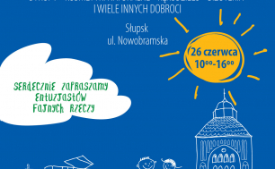 Na niebieskim tle tramwaj i dzieci oraz ratusz, rysowana białą kreską. Zółte słońce.Logo Miasta i stowarzyszenia wigora oraz zaproszenie na jarmark