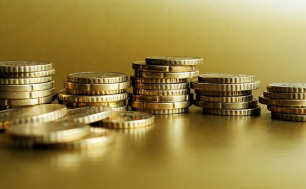 zdjęcie przedstawia monety na złotym tle (fot. pixabay)