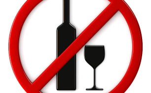 Na zdjęciu pokazany jest znak symbolizujący zakaz alkoholu – przekreślone butelka z kieliszkiem