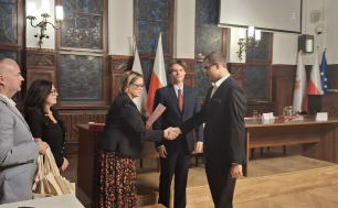 Pani Beata Chrzanowska, Zastępca Prezydenta Miasta Słupska składa Młodzieżowym Radnym gratulacje i podziękowania