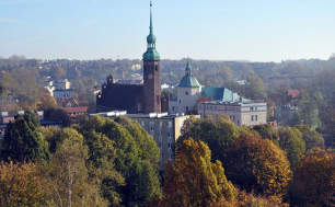 Widok na panoramę Słupska z Kościołem św. Jacka w centralnym punkcie.