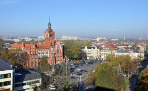 Ratusz, pl. Zwycięstwa,samochody na placu, okoliczne budynki, panorama miasta