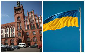 ratusz słupski i flaga Ukrainy