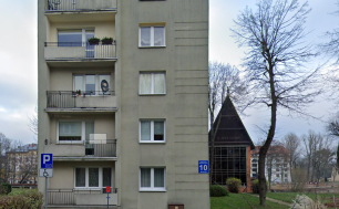 Na zdjęciu widzimy budynek mieszkalny w którym znajduje się lokal mieszkalny przeznaczony do sprzedaży