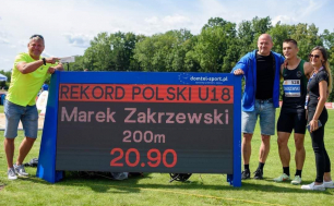 Marek Zakrzewski z rodzicami i trenerem po biegu na 200 m.