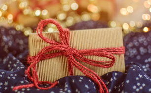 plakat promujący ekologiczne pakowanie prezentów