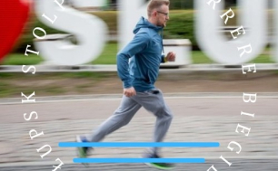 Biegacz Grzegorz Boś i logo z napisem "Stolpem Percurrere - Biegiem Przez Słupsk"