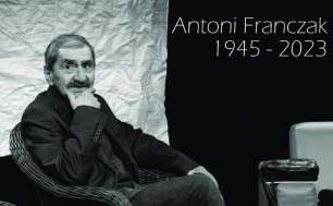 Na zdjęciu Pan Franczak siedzi na fotelu; napis ANTONI FRANCZAK 1945-2023