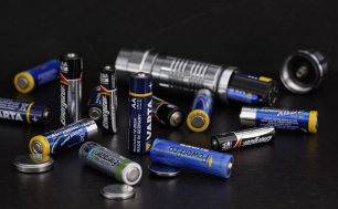 Zdjęcie przedstawia różnej wielkości baterie.
