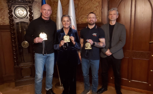 Reprezentanci Szkoły Sportów Wali, Prezydentka Słupska i Pełnomocnik ds. sportu trzymający medale .