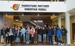 Wspólna fotografia uczniów słupskiego Ekonoika i gości z Włoch podczas wizyty w AJ Fabryka Mebli