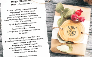 kartka z życzeniami (jak w artykule) obok ozdobna grafika, fragment drewna, liść, czerwone ozdobniki leżące na paczce prezentowej