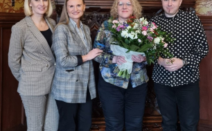 Na zdjęciu widzimy Zastępczyni Prezydentki Miasta, Dyrektorkę Wydziału Zdrowia i Spraw Społecznych, odchodzącą na emeryturę Panią Zofię Gumińską, jak i Dyrektora Miejskiego Ośrodka Pomocy Rodzinie w Słupsku.