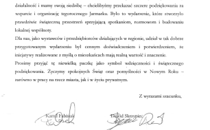 Życzenia z treścią jak dalej: Szanowna Pani Prezydent, z okazji Świąt Bożego Narodzenia prosimy przyjąc serdeczne życzenia zdrowia, spokoju oraz chwil wytchnienia od codziennych obowiązków. Jako firma związana zarówno z Ustką, jak i ze Słupskiem - gdzie prowadzimy działalność i mamy swoją siedzibę - chcielibyśmy przekazać szczere podziękowania za wsparcie i organizację tegorocznego Jarmarku. Było to wydarzenie, które stworzyło prawdziwie świąteczną przestrzeń sprzyjającą spotkaniom, rozmowom i budowaniu lokalnej wspólnoty. Dla nas, jako wystawców i przedsiębiorców działających w regionie, udział w tak dobrze przygotowanym wydarzeniu był cennym doświadczeniem i potwierdzeniem, że inicjatywy realizowane z myślą o mieszkańcach mają realną wartość i znaczenie. Prosimy przyjąć tę niewielką paczkę jako symbol wdzięczności i świątecznego podziekowania. Życzymy spokojnych Świąt oraz pomyślności w Nowym Roku- zarówno w pracy na rzecz miasta, jak i w życiu prywatnym. Z wyrazami szacunku, Kamil Fabisiak, Dawid Skrzypiec. BISTRO KANAŁ.
