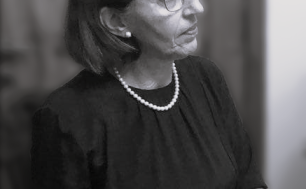 Krystyna Mytkowska siedząca na krześle.