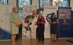 Na zdjęciu widzimy laureatkę konkursu - Panią Krystynę Popiel wraz z osobami wręczjącymi nagrodę.