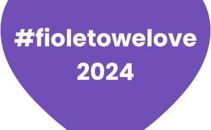 Na zdjęciu fioletowe serce z napisem #fioletowelove 2024