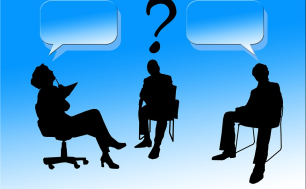 trzy czarne postacie siedzą na krzesłach (fot. PIXABAY)