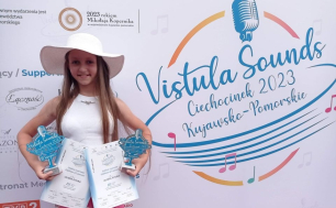 Na zdjęciu Oliwia Pitura z dyplomami i pucharami które zdobyła na konkursie