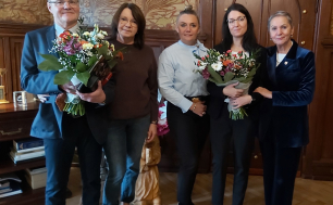 Pani Prezydent wspólnie z Panią Witkowską trzymającą kwiaty, współpracownicy, w tym Pani Skarbnik