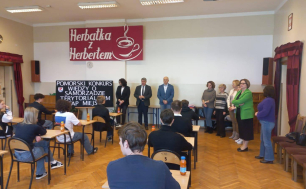 Na zdjęciu p. Bata Chrzanowska - Zastepca Prezydenta Miasta Słupska, p. Anna Sadlak, Dyrektor Wydziału Edukacji, p. Wojciech Gajewski - Przewodniczący Komisji Konkursowej, członkowie komisji oraz uczniowie - uczestnicy konkursu