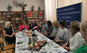 Wiceprezydentka Miasta Słupska Beata Chrzanowska, Dyrektor II LO Mariusz Domański oraz nauczyciele siedzą przy nakrytym stole