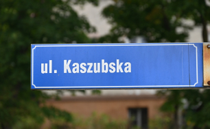 Zdjęcie pokazujące tabliczkę z napisem ul. Kaszubska.