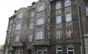 Zdjęcie przedstawia budynek, w którym znajduje się lokal mieszkalny na sprzedaż.
