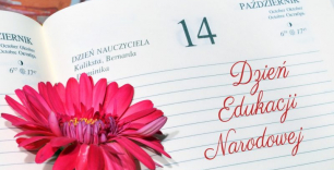 Kalendarz książkowy, kwiatek, napis Dzień Edukacji Narodowej