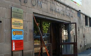 Obraz przedstawia wejście do budynku "Domu Harcerza" w Gdańsku