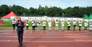 Pani Prezydent Krystyna Danilecka-Wojewódzka na stadionie - w tle młodziez