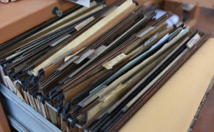 zdjęcie teczek papierowych w szufladzie