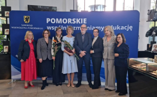 Na zdjęciu wyróżnieni nauczyciele z Beatą Chrzanowską, Zastępczynią Prezydentki Miasta Słupska oraz Anną Sadlak, Dyrektorką Wydziału Edukacji