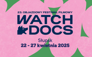 Różowy baner z napisem 23. objazdowy festiwal filmowy WATH DOCS Słupsk 22-27 kwietnia 2025