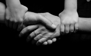 ręcę mężczyzny i kobiety splecione w uścisku, ręce dzieci trzymające ręce kobiety i mężczyzny za nadgarstki