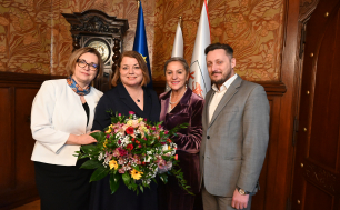 Wiceprezydent Chrzanowska, Mirosława Nowak trzymająca kwiaty, Prezydentka Danilecka-Wojewódzka oraz Sekretarz Czuczak