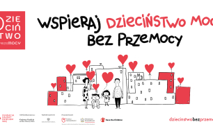Na zdjęciu rodzina na tle budynków z balonami w kształcie serca