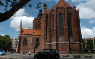 Na zdjęciu widać kościół, samochody i zieleń miejską