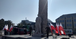 Pomnik na placu Zwycięstwa - żołnierze i flagi Polski