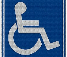 piktagram oznaczający odobę niepełnosprawną na niebieskim tle biały znaczek osoby na wózku (fot. pixabay)