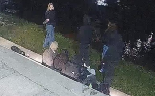 3 osoby siedzące na schodach, 3 stojące przy rzece