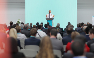 Na zdjęciu widzimy siedzących ludzi i pana prowadzącego konferencję