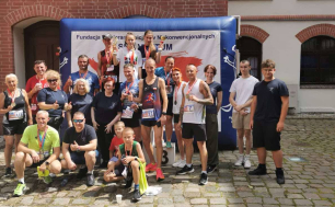 Uczestnicy Biegu na Wieżę na wspólnym zdjęciu na dziedzińcu słupskiego ratusza.
