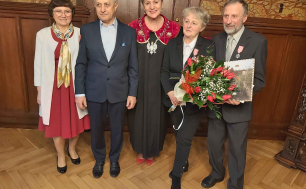 Na zdjęciu widzimy Prezydentkę Miasta, Jubilatów i ich bliskich