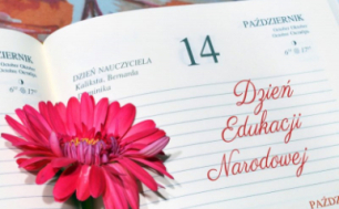 Kartka z kalendarza z napisem 14 Dzień Edukacji Narodowej a na środku różowy kwiatek